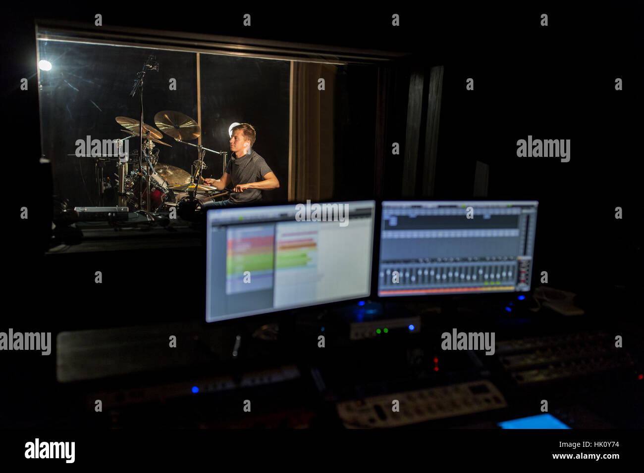 Homme jouant de la batterie au studio d'enregistrement sonore Banque D'Images