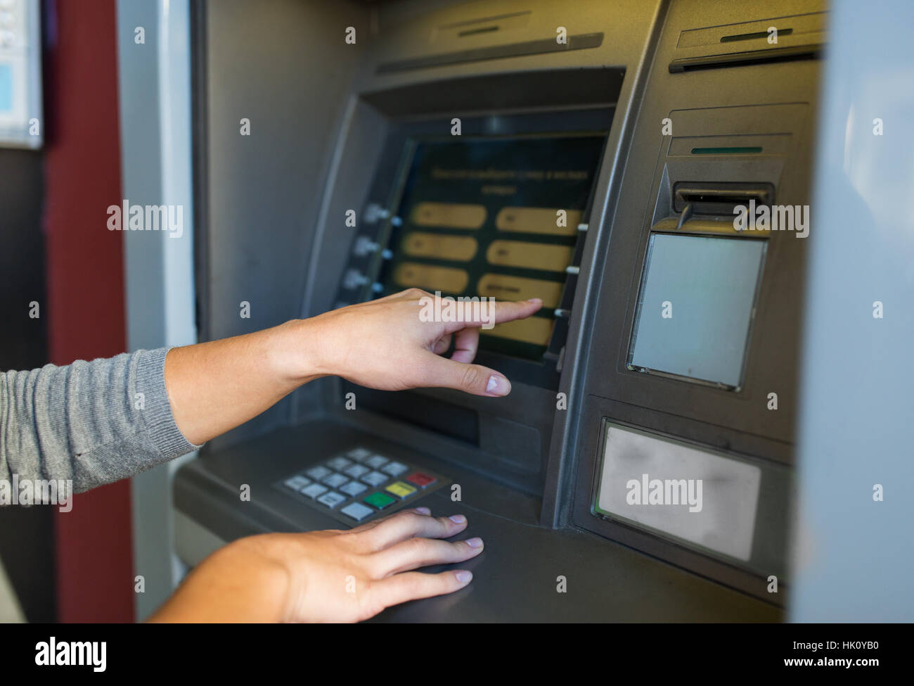 Close up of hands choisit l'option sur atm machine Banque D'Images