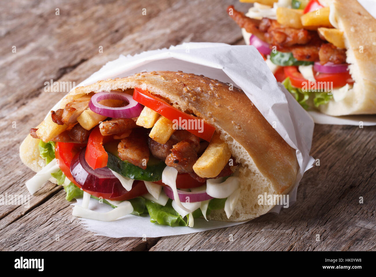 Dans le pain pita shawarma enveloppés dans des close-up sur la table horizontale Banque D'Images