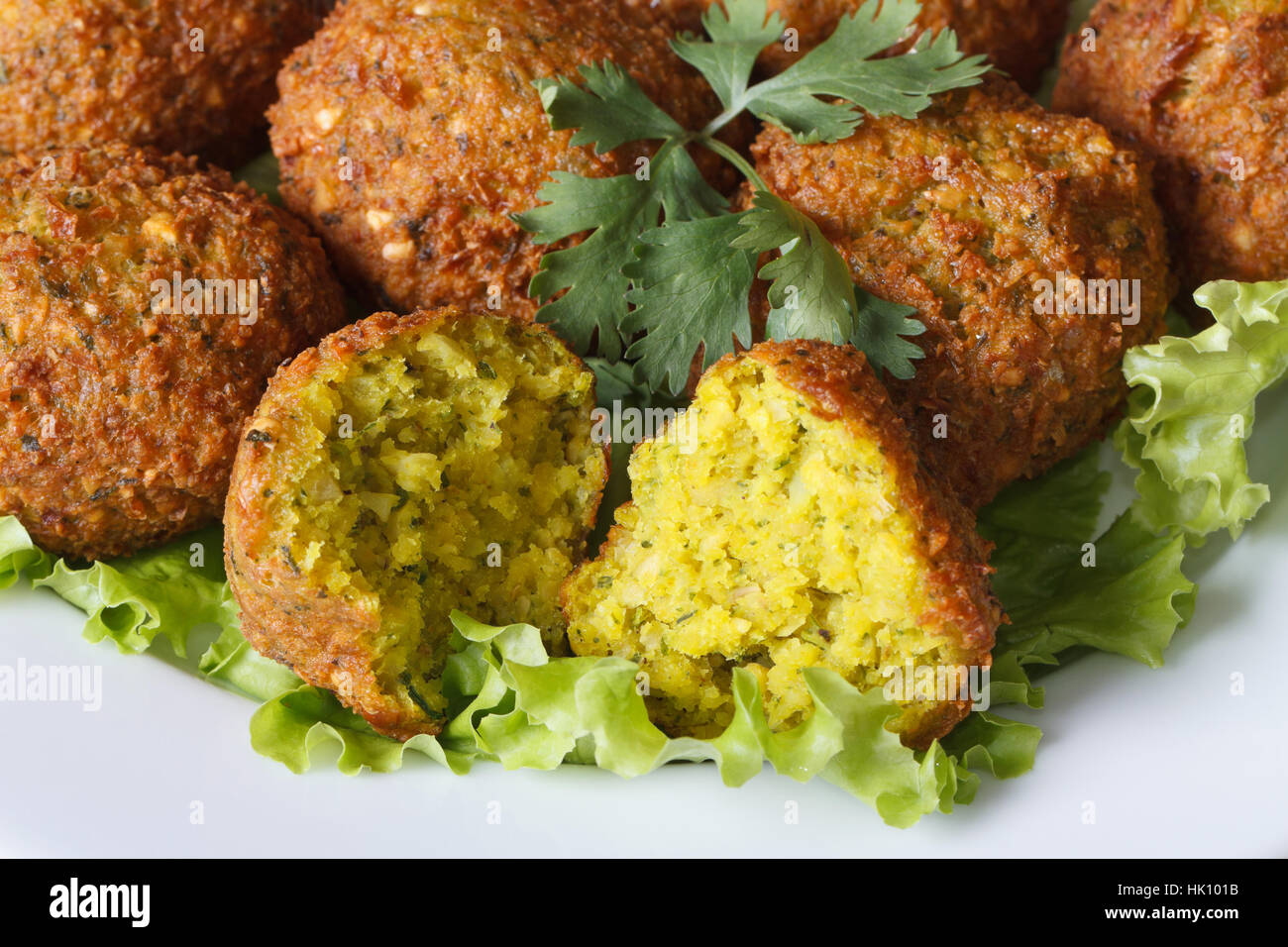 Falafel macro avec de la laitue et la coriandre sur une plaque blanche l'horizontale Banque D'Images