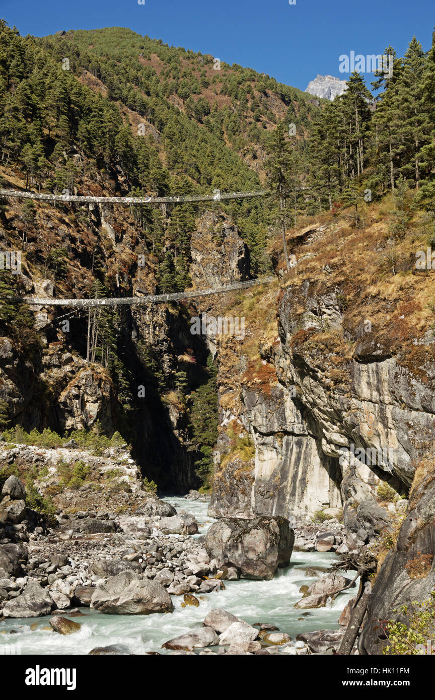 Câble trekking ponts au-dessus de la Dudh Sculpture khosi River sur le chemin de Namche Bazar au Népal Banque D'Images