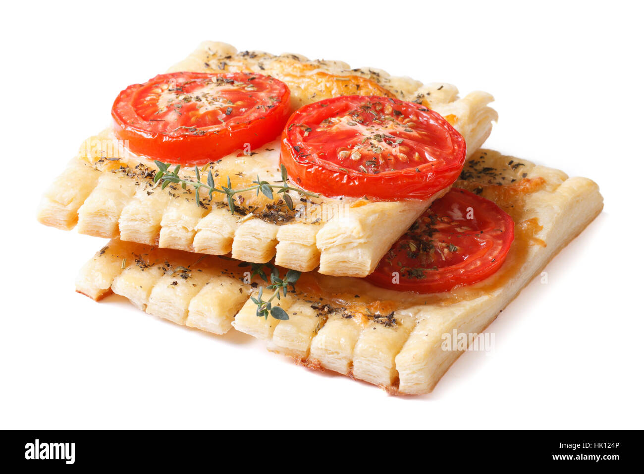 Puff Pastry traditionnelles tartelettes à la tomate, le fromage et le thym isolé sur fond blanc Banque D'Images