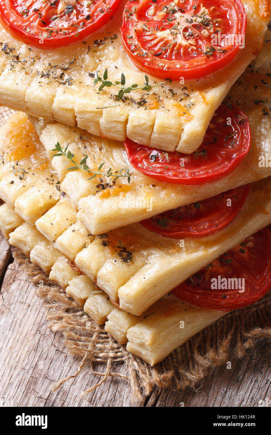Puff Pastry traditionnelles tartelettes à la tomate, le fromage et le thym libre sur la table verticale. Banque D'Images
