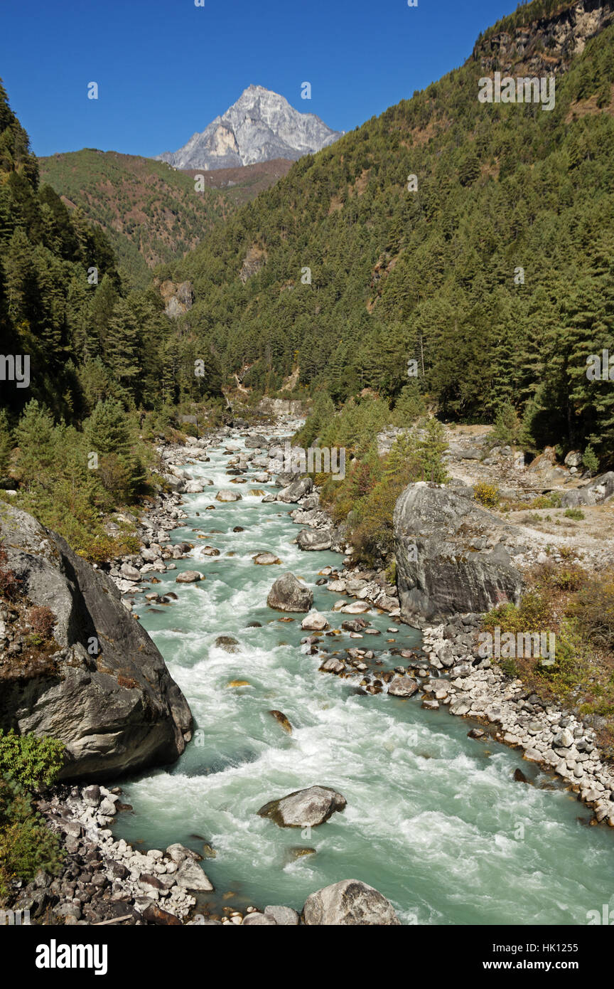 Dudh Kosi River entre Jorsalle et Namche Bazar au Népal Banque D'Images