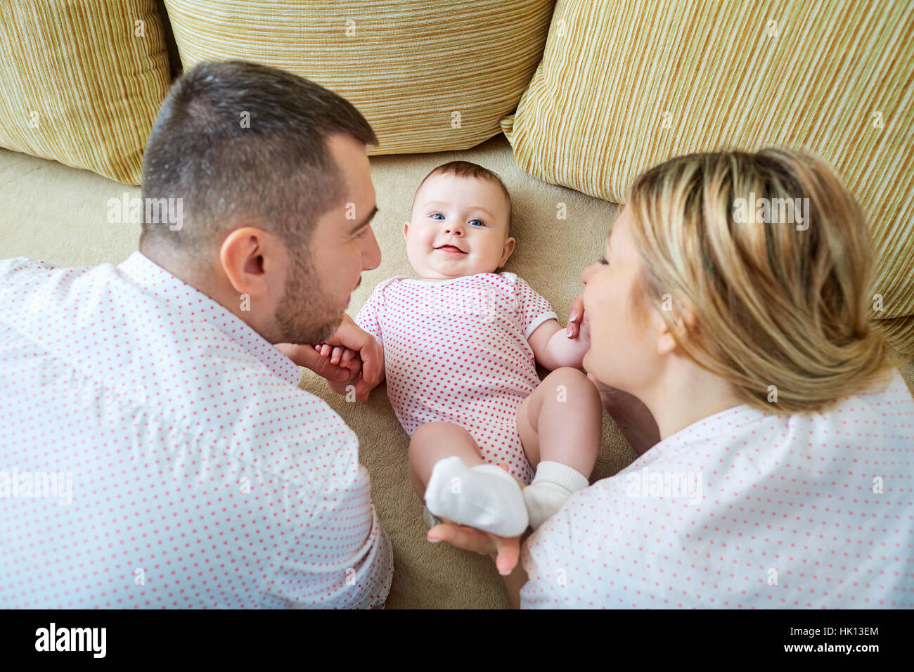 Bebe Avec Maman Et Papa Smiling Rire Dans La Chambre Photo Stock Alamy Bebe Avec Maman Et Papa Smiling Rire Dans La Chambre Photo Stock Alamy
