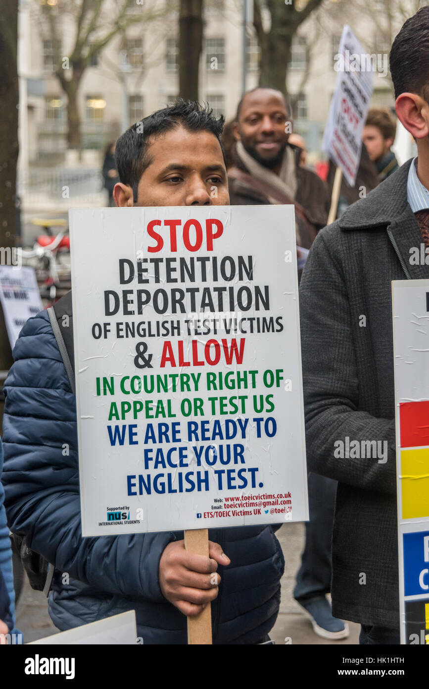 Londres, Royaume-Uni. 25 janvier 2017. Protestation des étudiants étrangers au mouvement pour la justice et nus à l'extérieur de Londres SOAS appelant à la justice et la fin de l'harcèlement du Home Office. Après une émission de télévision a montré de la fraude à l'administration de deux centres à l'épreuve d'anglais obligatoire pour les visas étudiants, le Home Office payé ETS d'enquêter sur chaque élève qui avait pris le test à tout centre et identifier tout qui a triché. Crédit : Peter Marshall/Alamy Live News Banque D'Images