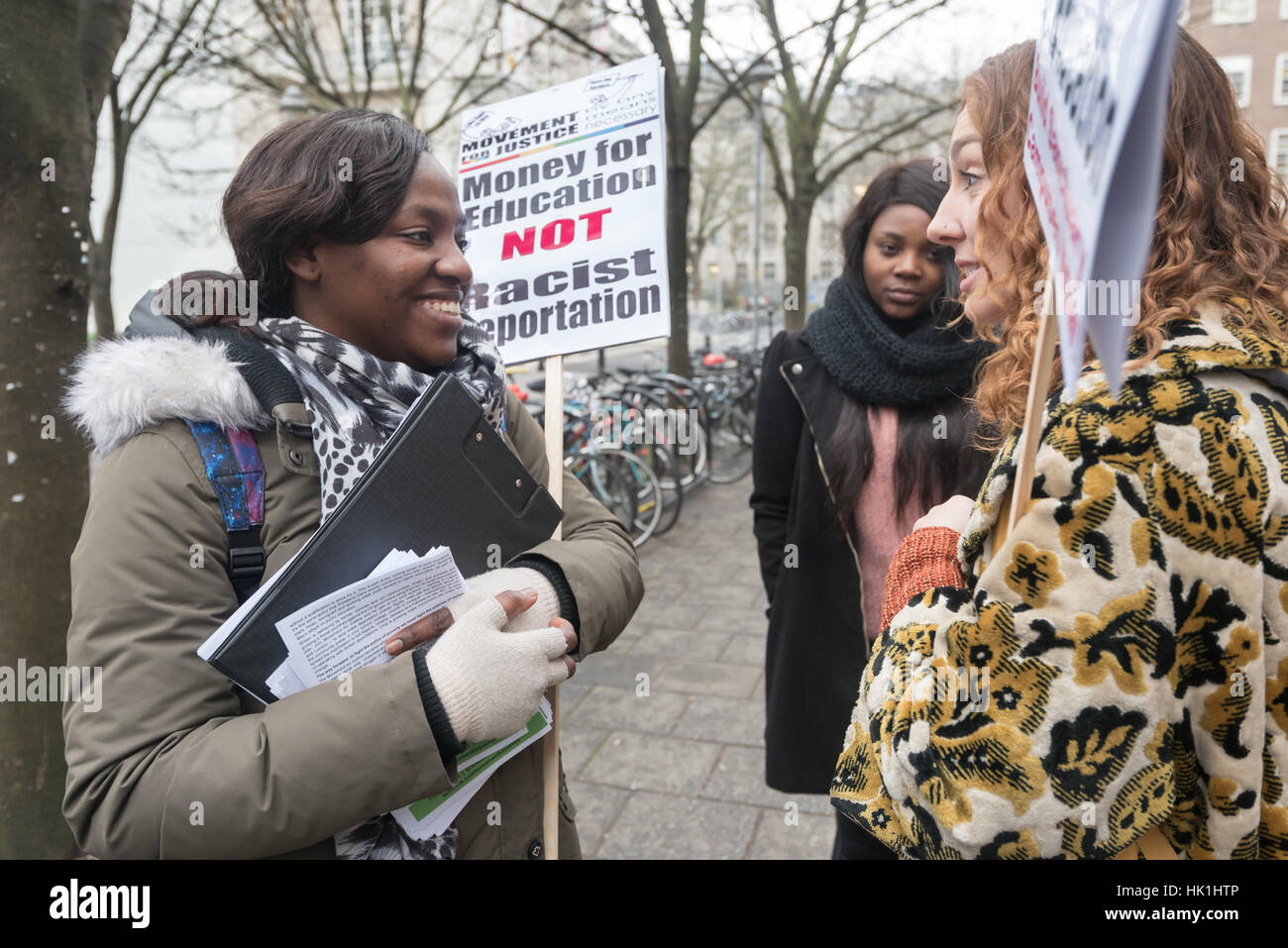 Londres, Royaume-Uni. 25 janvier 2017. Rencontrez des manifestants à l'extérieur de l'OSS pour protester par le Mouvement pour la justice et la justice de London calling nus pour les étudiants étrangers. Après une émission de télévision a montré de la fraude à l'administration de deux centres à l'épreuve d'anglais obligatoire pour les visas étudiants, le Home Office payé ETS d'enquêter sur chaque élève qui avait pris le test à tout centre et identifier tout qui a triché. Crédit : Peter Marshall/Alamy Live News Banque D'Images