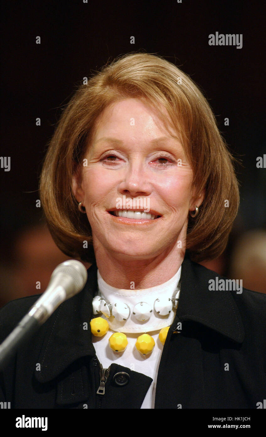 Mary Tyler Moore, actrice et Président International, Fondation de la recherche sur le diabète juvénile (FRDJ) témoigne devant le Sénat des États-Unis d'affaires gouvernementales Commission Audition "Diabète Juvénile : l'examen des renseignements personnels sans frais sur les familles, les coûts financiers pour le système de soins de santé fédéral, et des progrès de la recherche en vue d'un traitement, à Washington, DC Le 24 juin 2003.Credit : Ron Sachs/CNP. /MediaPunch Banque D'Images