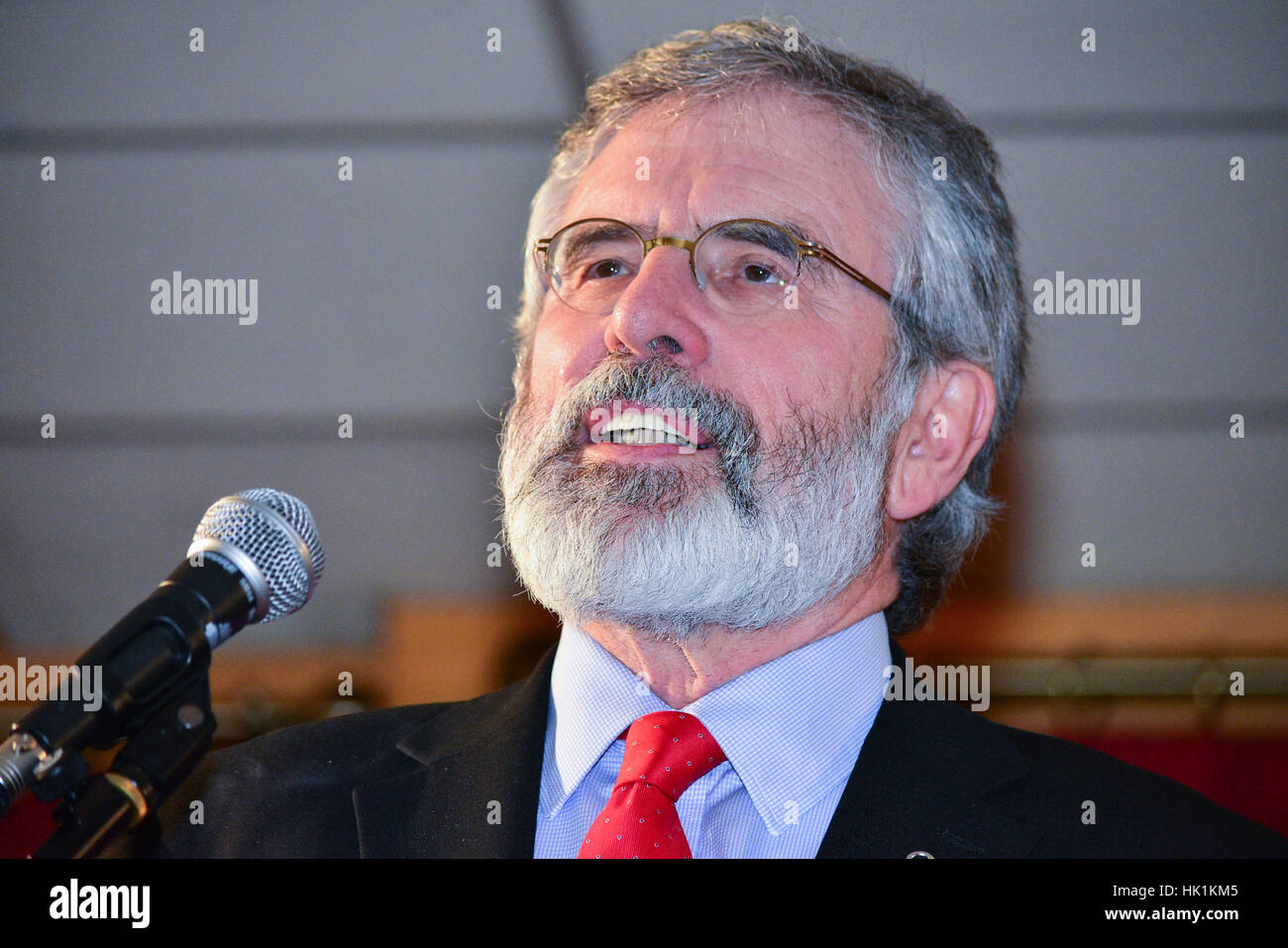 Comté de Tyrone, Irlande. 25 Jan, 2017. L'Irlande du Sinn Fein Gerry Adams, leader sur scène TD au cours de l'événement retrouvailles dans Clonoe pour nouveau chef de parti, Michelle O'Neill. Credit : Mark Winter/Alamy Live News Banque D'Images