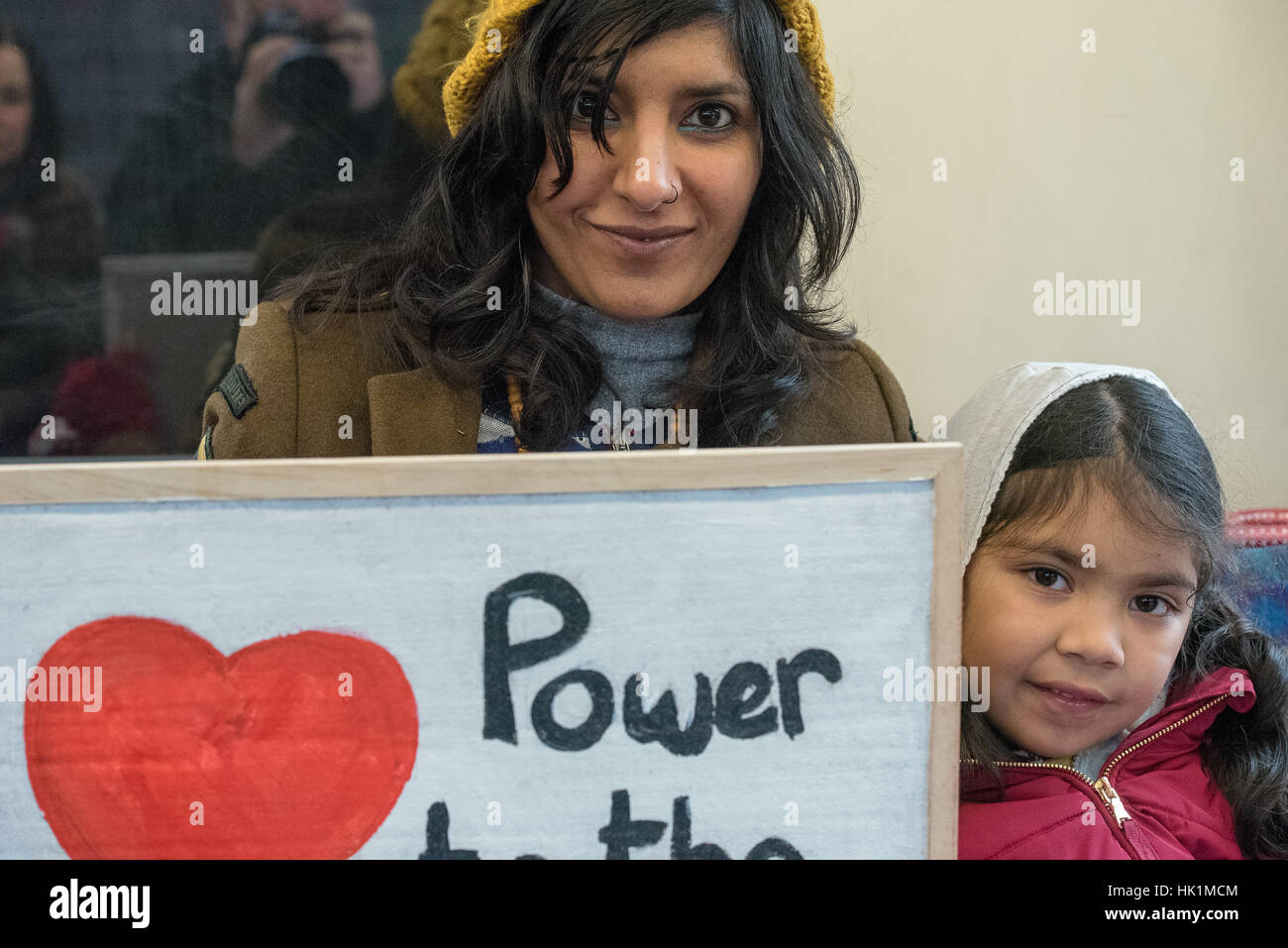 Londres, Royaume-Uni. 4 Février, 2017. Londres 4 février 2017, la mère et l'enfant sur le chemin de l'Atout anti-manifestation à Londres Crédit : Ian Davidson/Alamy Live News Banque D'Images
