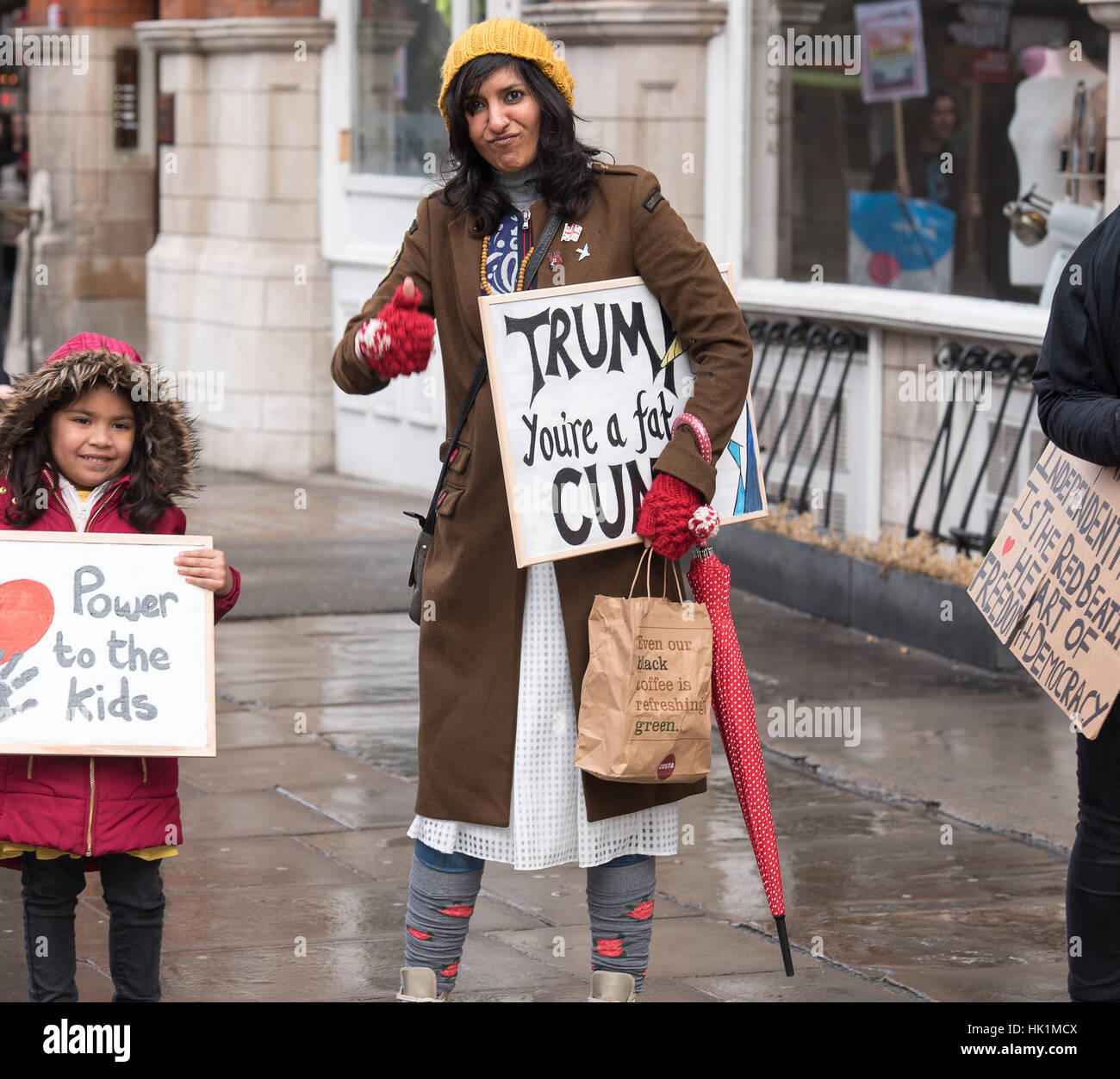 Londres, Royaume-Uni. 4 Février, 2017. Londres 4 février 2017, la mère et l'enfant sur le chemin de l'Atout anti-manifestation à Londres Crédit : Ian Davidson/Alamy Live News Banque D'Images
