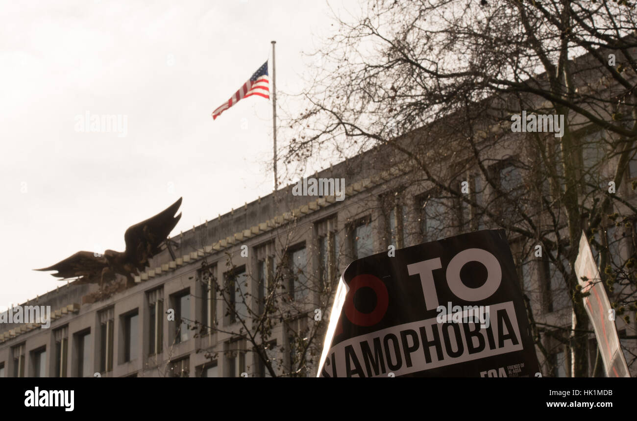 Londres, Royaume-Uni. 4 Février, 2017. Londres 4 février 2017, bannière de protestation devant l'ambassade des États-Unis à l'Atout anti-manifestation à Londres Crédit : Ian Davidson/Alamy Live News Banque D'Images
