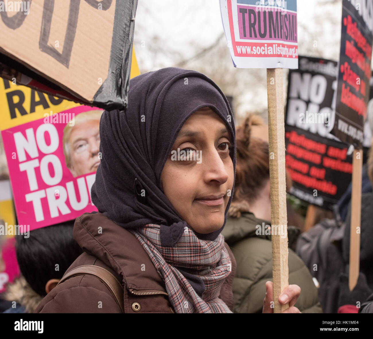 Londres, Royaume-Uni. 4 Février, 2017. Londres 4 février 2017, des manifestants devant l'ambassade des États-Unis à l'Atout anti-manifestation à Londres Crédit : Ian Davidson/Alamy Live News Banque D'Images
