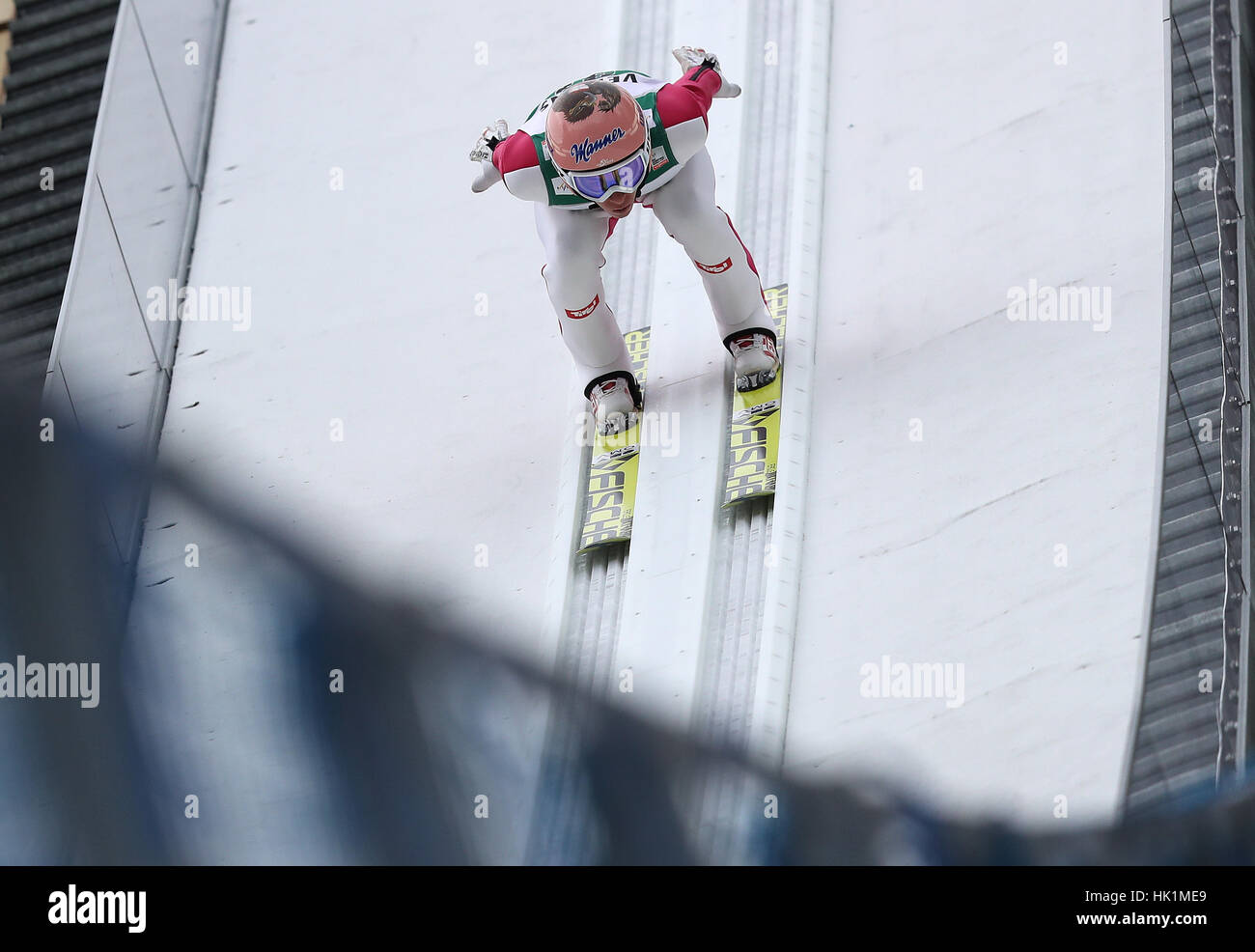 Oberstdorf, Allemagne. Le 04 février, 2017. Sauteur à ski Autrichien Stefan Kraft en action pendant l'exécution d'un test sur l'Heini-Klopfer le saut à ski Hill à la Coupe du Monde de vol à Ski à Oberstdorf, Allemagne, 04 février 2017. Photo : Daniel Karmann/dpa/Alamy Live News Banque D'Images