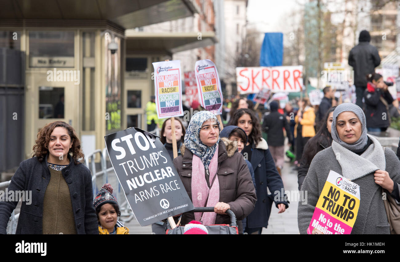 Londres, Royaume-Uni. 4 Février, 2017. Londres 4 février 2017, des manifestants devant l'ambassade des États-Unis à l'Atout anti-manifestation à Londres Crédit : Ian Davidson/Alamy Live News Banque D'Images