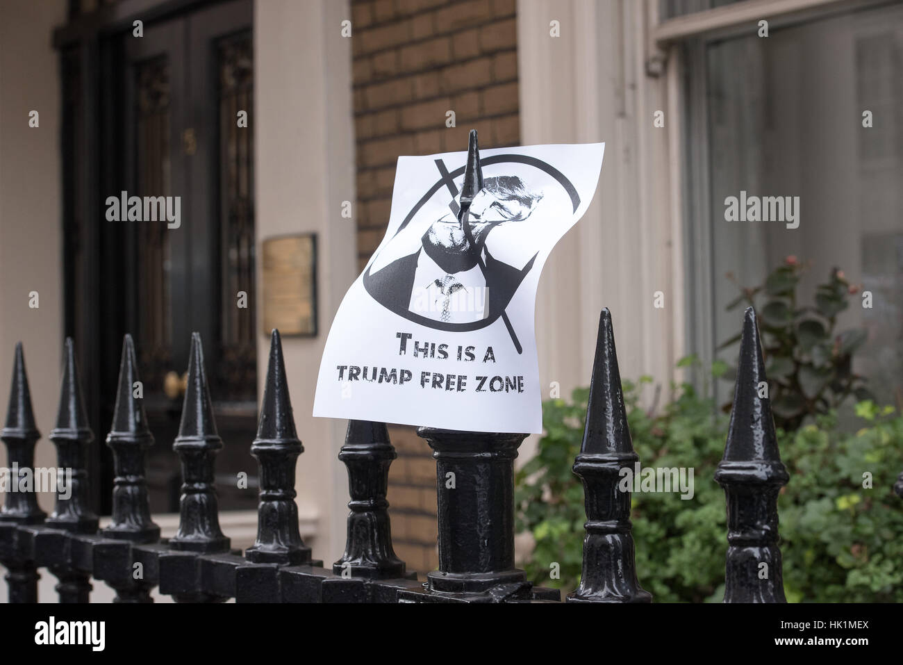 Londres, Royaume-Uni. 4 Février, 2017. Londres 4 février 2017, dépliant a proximité de l'ambassade des États-Unis à l'Atout anti-manifestation à Londres Crédit : Ian Davidson/Alamy Live News Banque D'Images