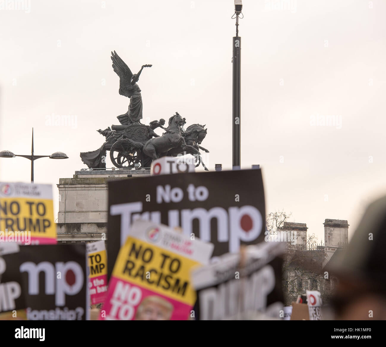 Londres, Royaume-Uni. 4 Février, 2017. Londres 4e manifestants dans Park Lane, Londres, à l'Atout anti-manifestation à Londres Crédit : Ian Davidson/Alamy Live News Banque D'Images