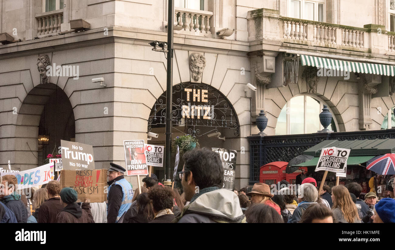 Londres, Royaume-Uni. 4 Février, 2017 manifestants devant le Ritz., Park Lane, Londres, à l'Atout anti-manifestation à Londres Crédit : Ian Davidson/Alamy Live News Banque D'Images