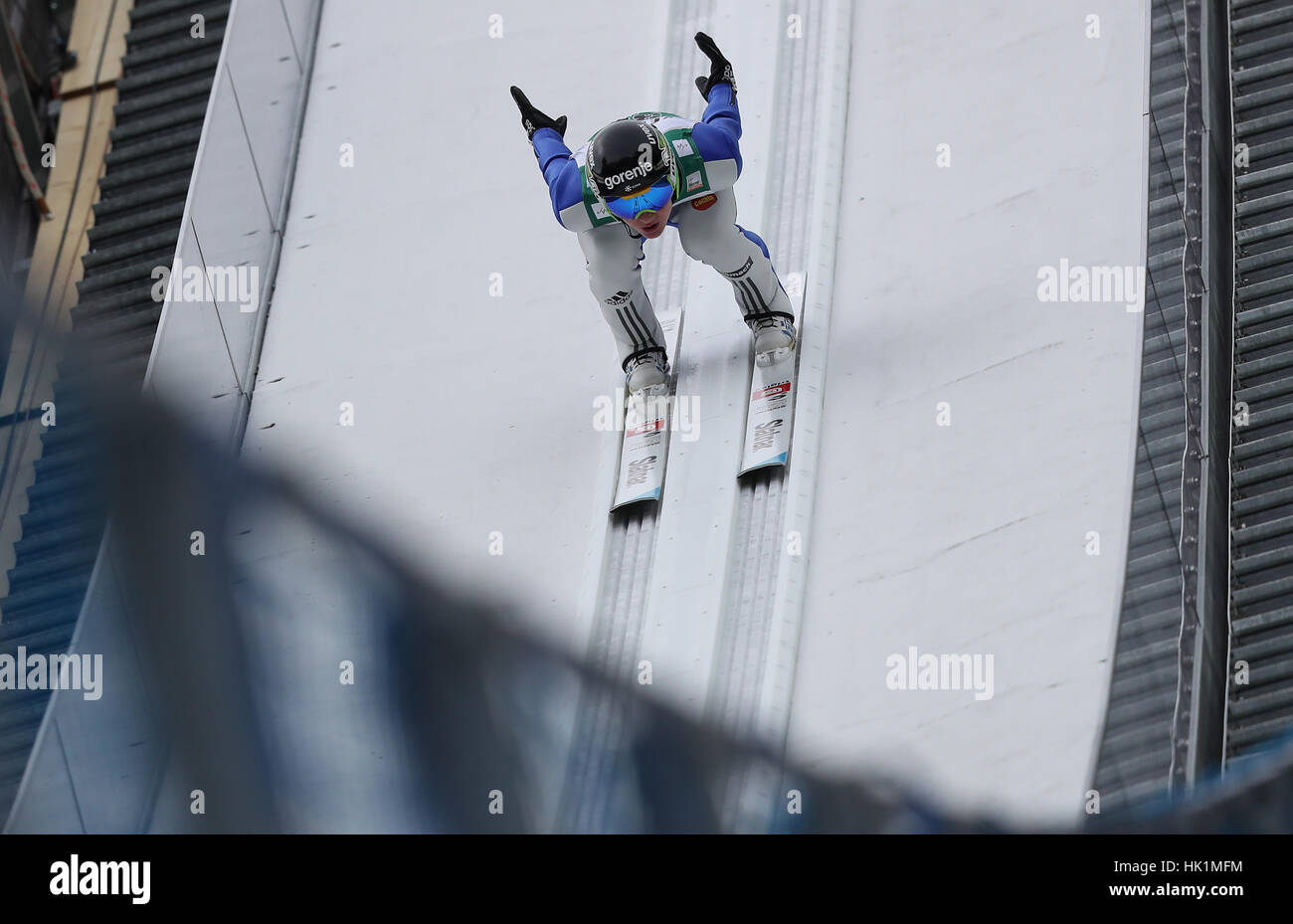 Oberstdorf, Allemagne. Le 04 février, 2017. Sauteur à ski slovène Peter Prevc en action pendant l'exécution d'un test sur l'Heini-Klopfer le saut à ski Hill à la Coupe du Monde de vol à Ski à Oberstdorf, Allemagne, 04 février 2017. Photo : Daniel Karmann/dpa/Alamy Live News Banque D'Images