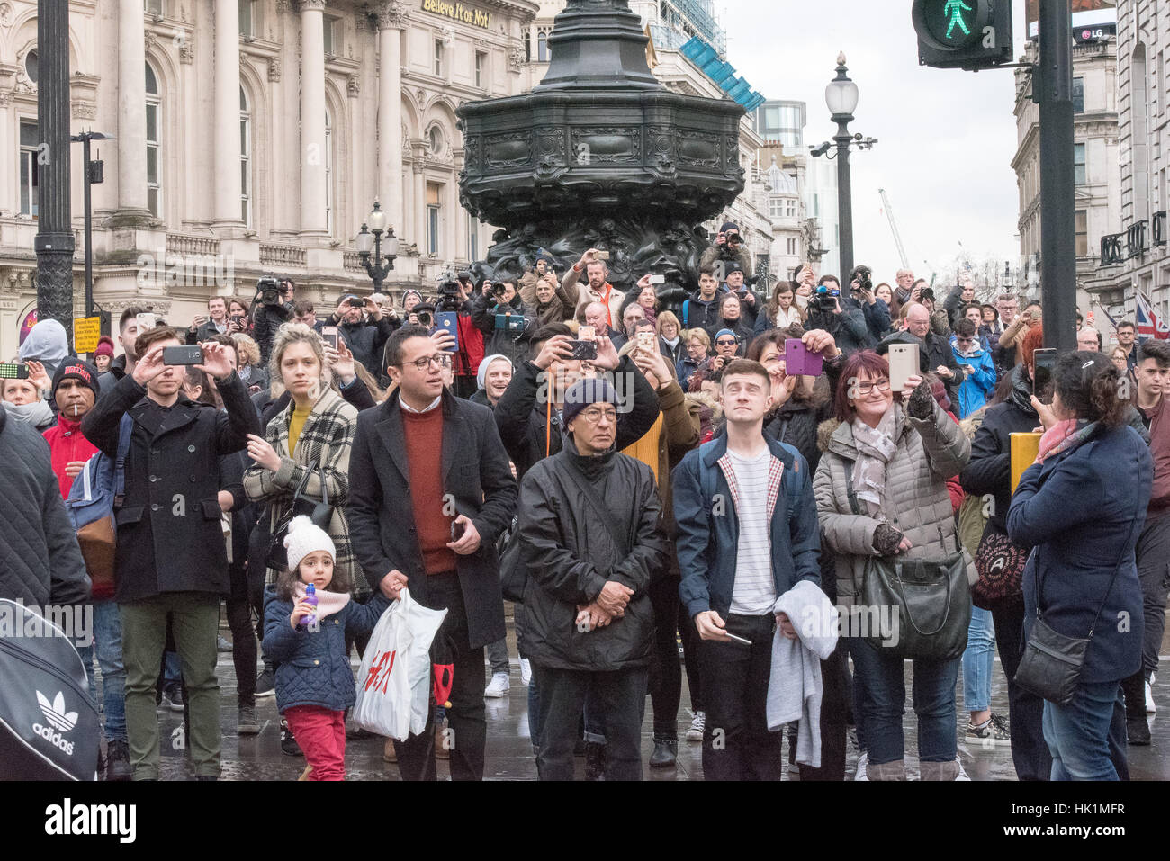 Londres, Royaume-Uni. 4 Février, 2017. Les foules à Piccadilly Circus, regarder le mars, à l'Atout anti-manifestation à Londres Crédit : Ian Davidson/Alamy Live News Banque D'Images