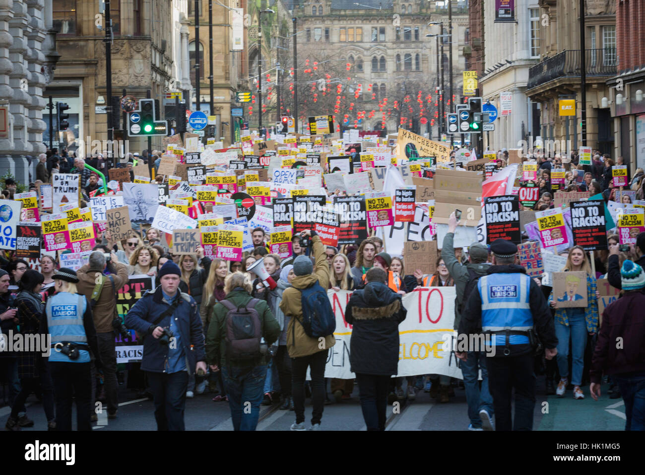 Manchester, UK. 4 Février, 2017. Des milliers de personnes de mars à Manchester pour rassemblement contre l'atout de Donald concernant la discrimination religieuse. Credit : Andy Barton/Alamy Live News Banque D'Images