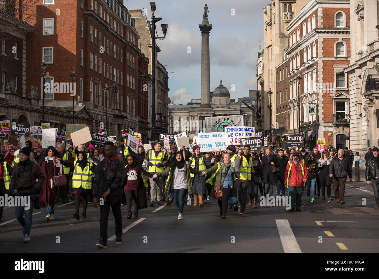 Londres, Royaume-Uni. 4 Février, 2017. heaed entre mars du Whitehall, , à l'Atout anti-manifestation à Londres Crédit : Ian Davidson/Alamy Live News Banque D'Images