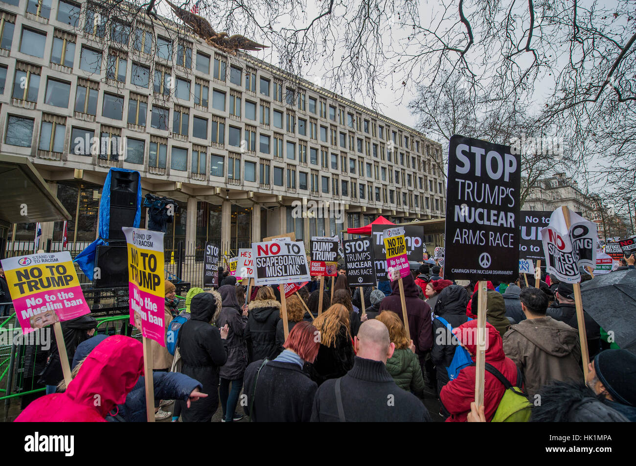 Londres, Royaume-Uni. 4 Février, 2017. Devant l'ambassade des États-Unis - une marche contre le racisme et pour l'interdiction de l'interdiction (contre l'immigration en provenance de certains pays pour les USA) est organisée par Stand Up au racisme et à l'appui de l'arrêt de la guerre et plusieurs syndicats. Il a déclaré à un rassemblement à l'ambassade américaine de Grosvenor Square et s'est retrouvé à Whitehall en dehors de Downing Street. Des milliers de personnes de toutes races et de tous âges ont participé. Londres 04 Feb 2017. Crédit : Guy Bell/Alamy Live News Banque D'Images