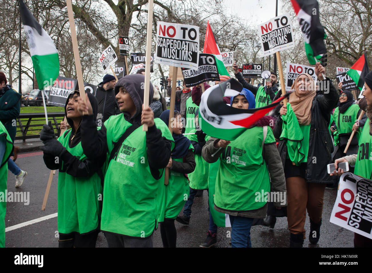 Londres, Royaume-Uni. 4 Février, 2017. Les enfants marchant au 4e Février 2017 Londres Mars contre Donald Trump Crédit : Pauline UN Yates/Alamy Live News Banque D'Images