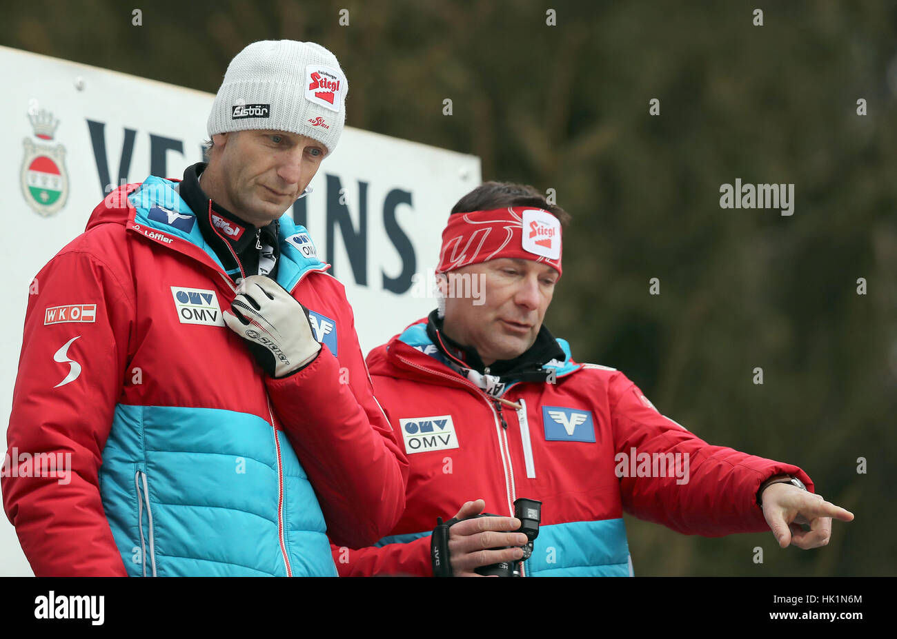Oberstdorf, Allemagne. Le 04 février, 2017. Sauteur à ski autrichien Heinz Kuttin coach (l) parler avec un collègue sur l'Heini-Klopfer le saut à ski Hill à la Coupe du Monde de vol à Ski à Oberstdorf, Allemagne, 04 février 2017. Photo : Daniel Karmann/dpa/Alamy Live News Banque D'Images