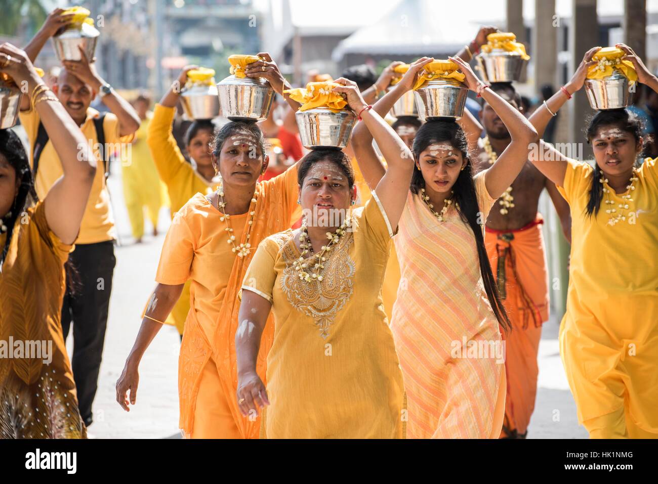 Kuala Lumpur, Malaisie. 4 Février, 2017. Les dévots hindous prendre part à la fête de Thaipusam le Février 04, 2017 dans les grottes de Batu, Kuala Lumpur, Malaisie. Thaipusam est célébré par les dévots du dieu hindou Murugan et est un important festival de la communauté tamoule dans des pays comme l'Inde, Sri Lanka, Indonésie, Thaïlande, Malaisie et Singapour, au cours de laquelle les dévots pierce eux-mêmes avec les pointes et prendre part à de longues processions. Crédit : Chris JUNG/Alamy Live News Banque D'Images