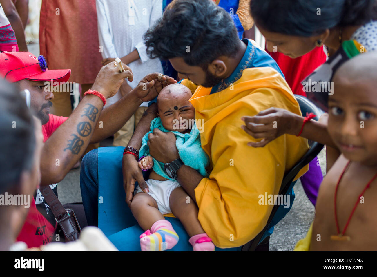 Kuala Lumpur, Malaisie. 4 Février, 2017. L'utilisation d'un dévot a sa tête raser avant de prendre part à la procession au sacré Grottes de Batu temple pendant le festival Thaipusam à Batu Caves à Kuala Lumpur, Malaisie, 04 février 2017. Thaipusam est célébré par les dévots du dieu hindou Murugan et est un important festival de la communauté tamoule dans des pays comme l'Inde, Sri Lanka, Indonésie, Thaïlande, Malaisie et Singapour, au cours de laquelle les dévots pierce eux-mêmes avec les pointes et prendre part à de longues processions. Crédit : Chris JUNG/Alamy Live News Banque D'Images