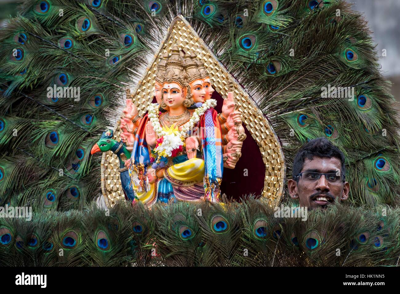 Kuala Lumpur, Malaisie. 4 Février, 2017. Hindou dévot malaisien participe à la fête de Thaipusam à Batu Caves, la Malaisie, le 04 février, 2017. Thaipusam est célébré par les dévots du dieu hindou Murugan et est un important festival de la communauté tamoule dans des pays comme l'Inde, Sri Lanka, Indonésie, Thaïlande, Malaisie et Singapour, au cours de laquelle les dévots pierce eux-mêmes avec les pointes et prendre part à de longues processions. Crédit : Chris JUNG/Alamy Live News Banque D'Images