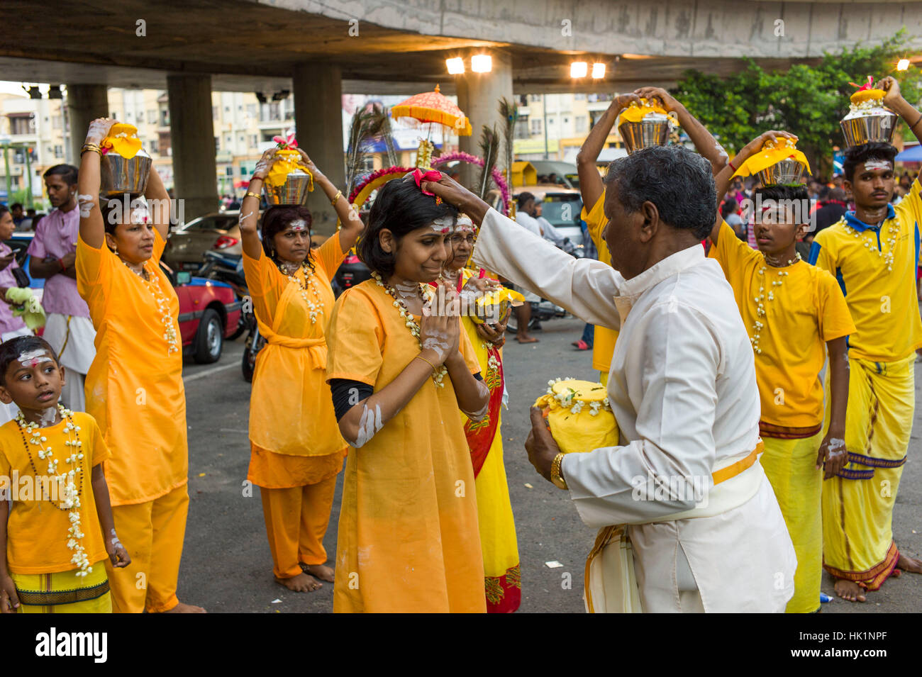 Kuala Lumpur, Malaisie. 4 Février, 2017. Hindou dévot malaisien participe à la fête de Thaipusam à Batu Caves, la Malaisie, le 04 février, 2017. Thaipusam est célébré par les dévots du dieu hindou Murugan et est un important festival de la communauté tamoule dans des pays comme l'Inde, Sri Lanka, Indonésie, Thaïlande, Malaisie et Singapour, au cours de laquelle les dévots pierce eux-mêmes avec les pointes et prendre part à de longues processions. Crédit : Chris JUNG/Alamy Live News Banque D'Images