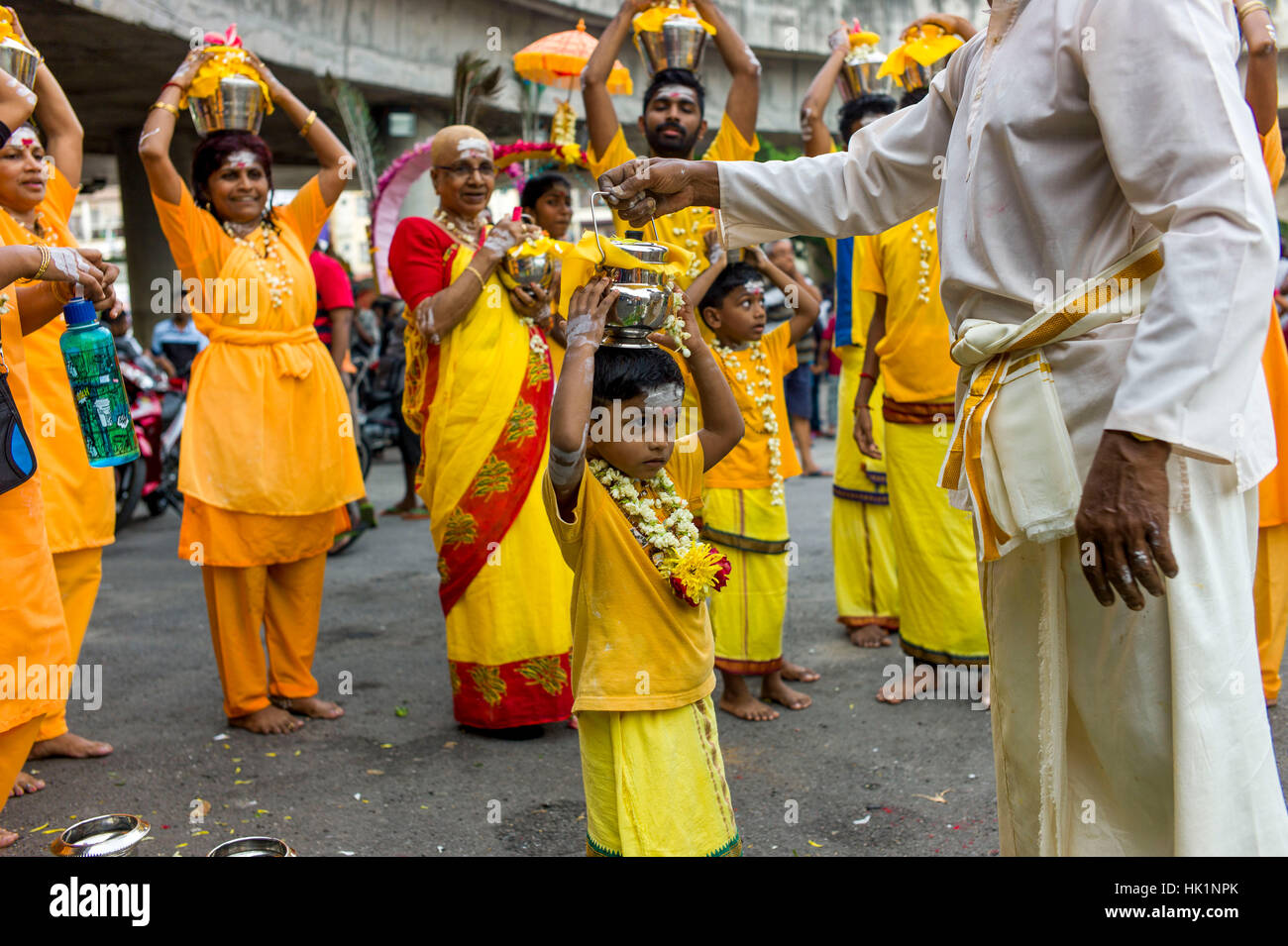 Kuala Lumpur, Malaisie. 4 Février, 2017. Hindou dévot malaisien participe à la fête de Thaipusam à Batu Caves, la Malaisie, le 04 février, 2017. Thaipusam est célébré par les dévots du dieu hindou Murugan et est un important festival de la communauté tamoule dans des pays comme l'Inde, Sri Lanka, Indonésie, Thaïlande, Malaisie et Singapour, au cours de laquelle les dévots pierce eux-mêmes avec les pointes et prendre part à de longues processions. Crédit : Chris JUNG/Alamy Live News Banque D'Images
