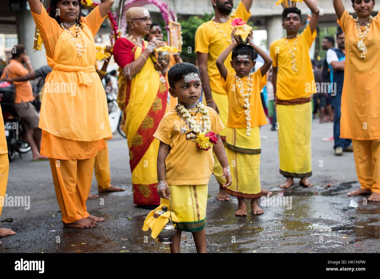Kuala Lumpur, Malaisie. 4 Février, 2017. Hindou dévot malaisien participe à la fête de Thaipusam à Batu Caves, la Malaisie, le 04 février, 2017. Thaipusam est célébré par les dévots du dieu hindou Murugan et est un important festival de la communauté tamoule dans des pays comme l'Inde, Sri Lanka, Indonésie, Thaïlande, Malaisie et Singapour, au cours de laquelle les dévots pierce eux-mêmes avec les pointes et prendre part à de longues processions. Crédit : Chris JUNG/Alamy Live News Banque D'Images