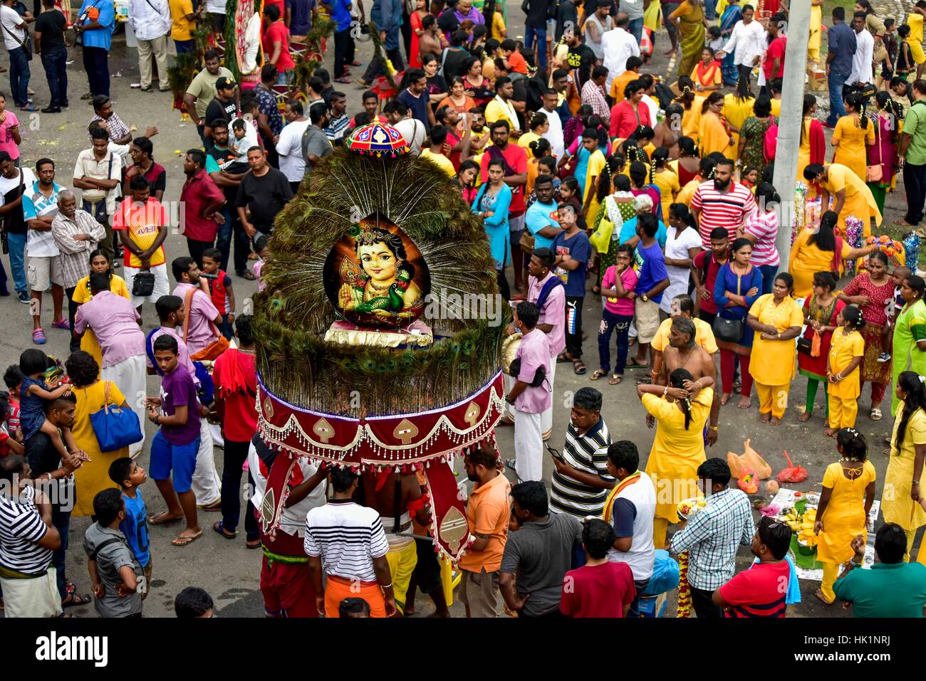 Kuala Lumpur, Malaisie. 4 Février, 2017. Hindou dévot malaisien participe à la fête de Thaipusam à Batu Caves, la Malaisie, le 04 février, 2017. Thaipusam est célébré par les dévots du dieu hindou Murugan et est un important festival de la communauté tamoule dans des pays comme l'Inde, Sri Lanka, Indonésie, Thaïlande, Malaisie et Singapour, au cours de laquelle les dévots pierce eux-mêmes avec les pointes et prendre part à de longues processions. Crédit : Chris JUNG/Alamy Live News Banque D'Images