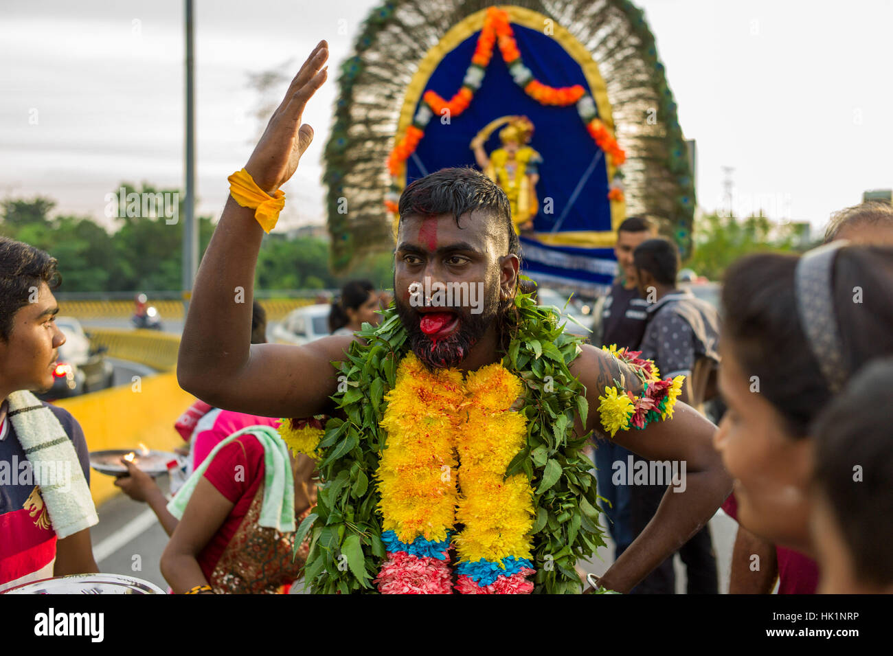 Kuala Lumpur, Malaisie. 4 Février, 2017. Hindou dévot malaisien participe à la fête de Thaipusam à Batu Caves, la Malaisie, le 04 février, 2017. Thaipusam est célébré par les dévots du dieu hindou Murugan et est un important festival de la communauté tamoule dans des pays comme l'Inde, Sri Lanka, Indonésie, Thaïlande, Malaisie et Singapour, au cours de laquelle les dévots pierce eux-mêmes avec les pointes et prendre part à de longues processions. Crédit : Chris JUNG/Alamy Live News Banque D'Images