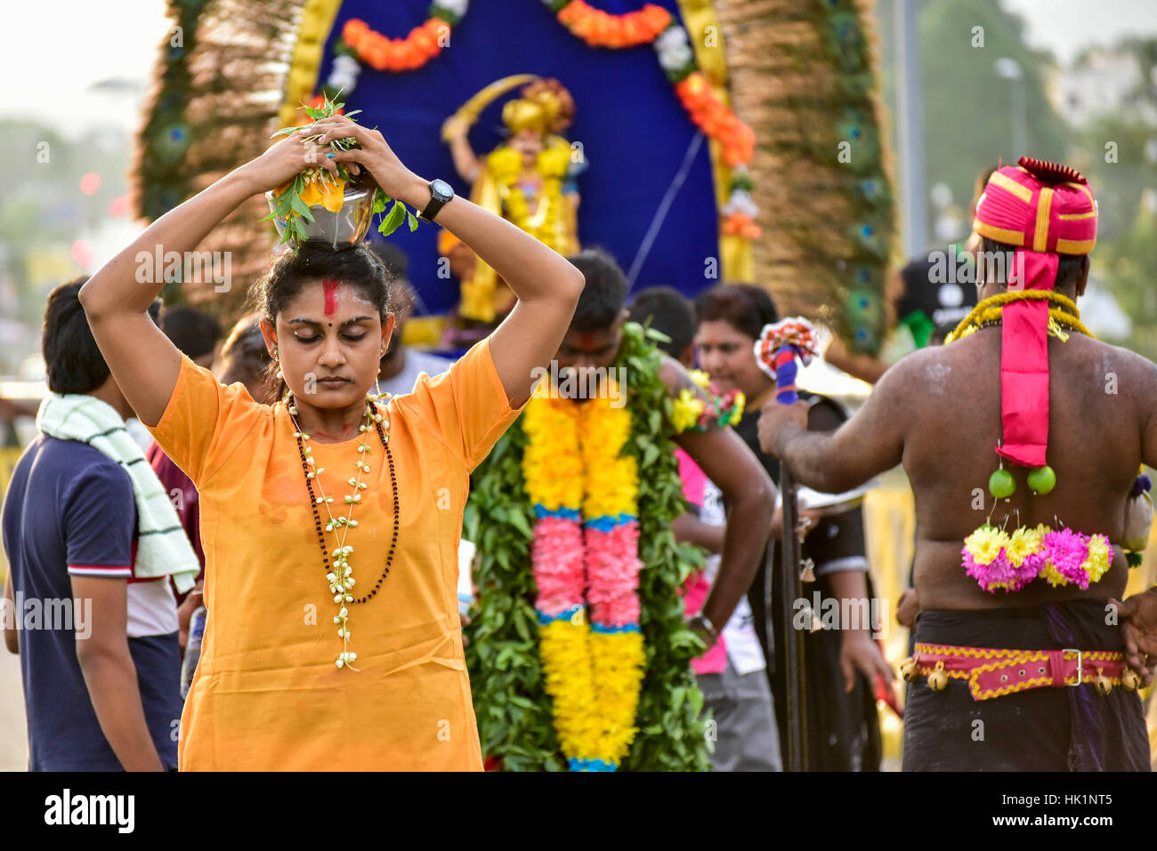 Kuala Lumpur, Malaisie. 4 Février, 2017. Hindou dévot malaisien participe à la fête de Thaipusam à Batu Caves, la Malaisie, le 04 février, 2017. Thaipusam est célébré par les dévots du dieu hindou Murugan et est un important festival de la communauté tamoule dans des pays comme l'Inde, Sri Lanka, Indonésie, Thaïlande, Malaisie et Singapour, au cours de laquelle les dévots pierce eux-mêmes avec les pointes et prendre part à de longues processions. Crédit : Chris JUNG/Alamy Live News Banque D'Images