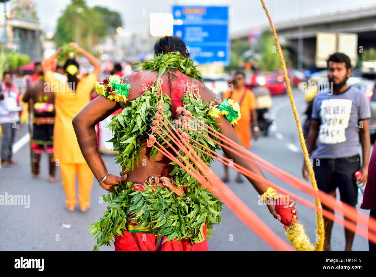 Kuala Lumpur, Malaisie. 4 Février, 2017. Hindou dévot malaisien participe à la fête de Thaipusam à Batu Caves, la Malaisie, le 04 février, 2017. Thaipusam est célébré par les dévots du dieu hindou Murugan et est un important festival de la communauté tamoule dans des pays comme l'Inde, Sri Lanka, Indonésie, Thaïlande, Malaisie et Singapour, au cours de laquelle les dévots pierce eux-mêmes avec les pointes et prendre part à de longues processions. Crédit : Chris JUNG/Alamy Live News Banque D'Images