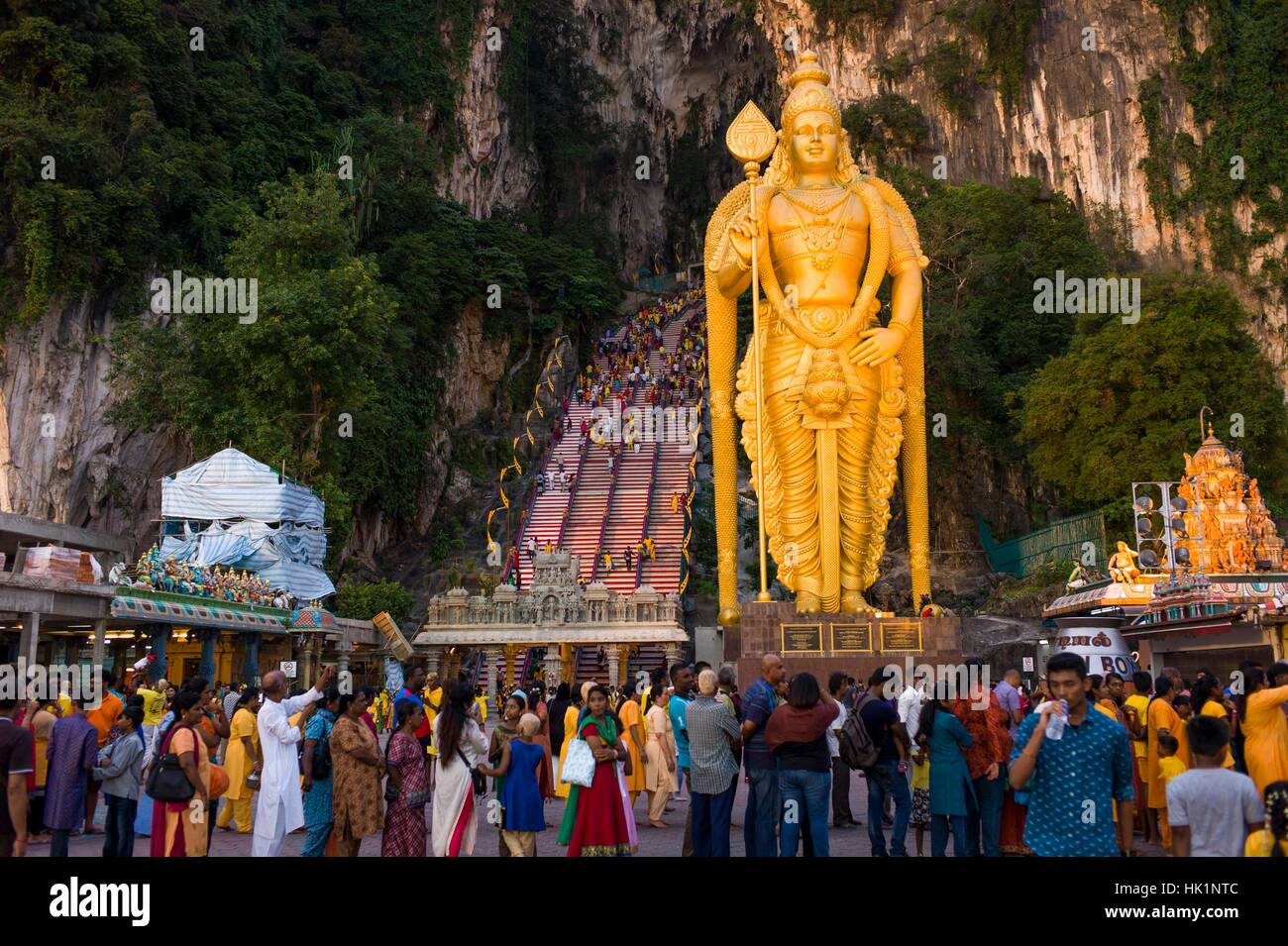 Kuala Lumpur, Malaisie. 4 Février, 2017. Hindou dévot malaisien participe à la fête de Thaipusam à Batu Caves, la Malaisie, le 04 février, 2017. Thaipusam est célébré par les dévots du dieu hindou Murugan et est un important festival de la communauté tamoule dans des pays comme l'Inde, Sri Lanka, Indonésie, Thaïlande, Malaisie et Singapour, au cours de laquelle les dévots pierce eux-mêmes avec les pointes et prendre part à de longues processions. Crédit : Chris JUNG/Alamy Live News Banque D'Images