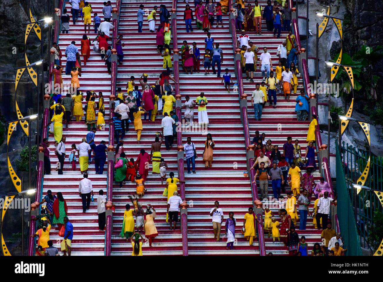 Kuala Lumpur, Malaisie. 4 Février, 2017. Hindou dévot malaisien participe à la fête de Thaipusam à Batu Caves, la Malaisie, le 04 février, 2017. Thaipusam est célébré par les dévots du dieu hindou Murugan et est un important festival de la communauté tamoule dans des pays comme l'Inde, Sri Lanka, Indonésie, Thaïlande, Malaisie et Singapour, au cours de laquelle les dévots pierce eux-mêmes avec les pointes et prendre part à de longues processions. Crédit : Chris JUNG/Alamy Live News Banque D'Images