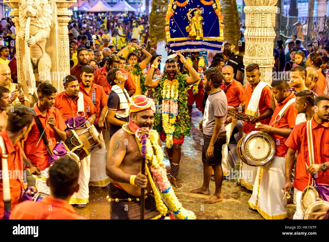 Kuala Lumpur, Malaisie. 4 Février, 2017. Hindou dévot malaisien participe à la fête de Thaipusam à Batu Caves, la Malaisie, le 04 février, 2017. Thaipusam est célébré par les dévots du dieu hindou Murugan et est un important festival de la communauté tamoule dans des pays comme l'Inde, Sri Lanka, Indonésie, Thaïlande, Malaisie et Singapour, au cours de laquelle les dévots pierce eux-mêmes avec les pointes et prendre part à de longues processions. Crédit : Chris JUNG/Alamy Live News Banque D'Images