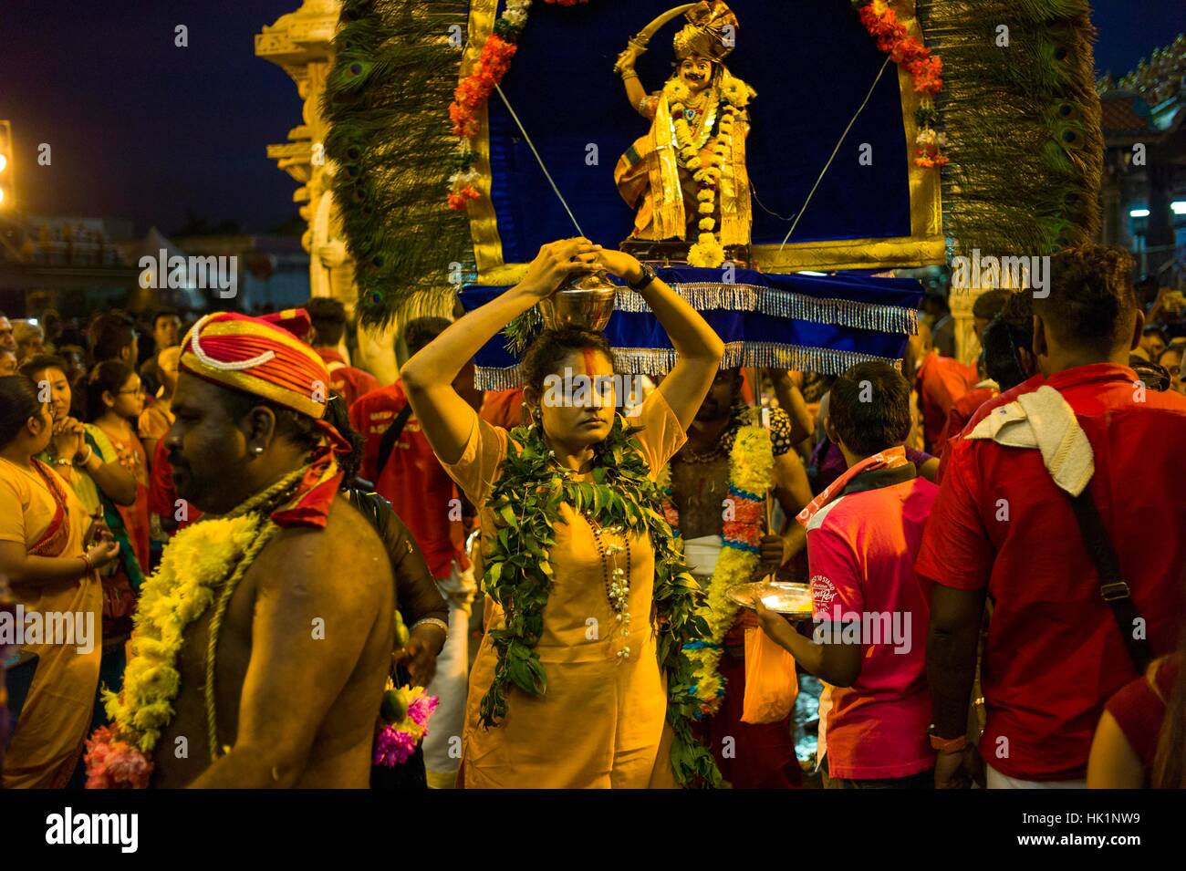 Kuala Lumpur, Malaisie. 4 Février, 2017. Hindou dévot malaisien participe à la fête de Thaipusam à Batu Caves, la Malaisie, le 04 février, 2017. Thaipusam est célébré par les dévots du dieu hindou Murugan et est un important festival de la communauté tamoule dans des pays comme l'Inde, Sri Lanka, Indonésie, Thaïlande, Malaisie et Singapour, au cours de laquelle les dévots pierce eux-mêmes avec les pointes et prendre part à de longues processions. Crédit : Chris JUNG/Alamy Live News Banque D'Images