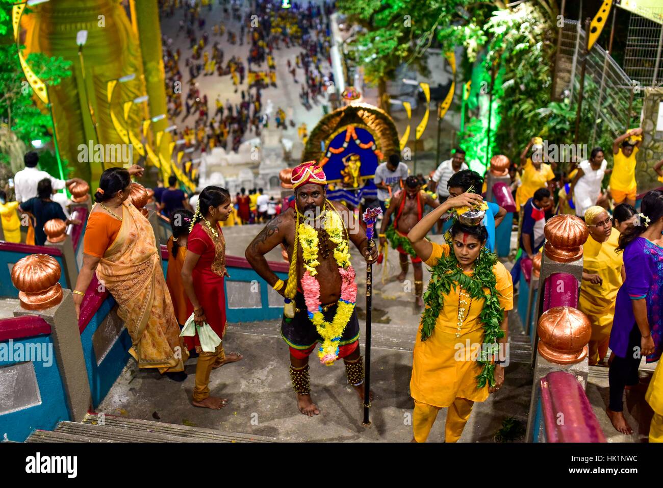 Kuala Lumpur, Malaisie. 4 Février, 2017. Hindou dévot malaisien participe à la fête de Thaipusam à Batu Caves, la Malaisie, le 04 février, 2017. Thaipusam est célébré par les dévots du dieu hindou Murugan et est un important festival de la communauté tamoule dans des pays comme l'Inde, Sri Lanka, Indonésie, Thaïlande, Malaisie et Singapour, au cours de laquelle les dévots pierce eux-mêmes avec les pointes et prendre part à de longues processions. Crédit : Chris JUNG/Alamy Live News Banque D'Images