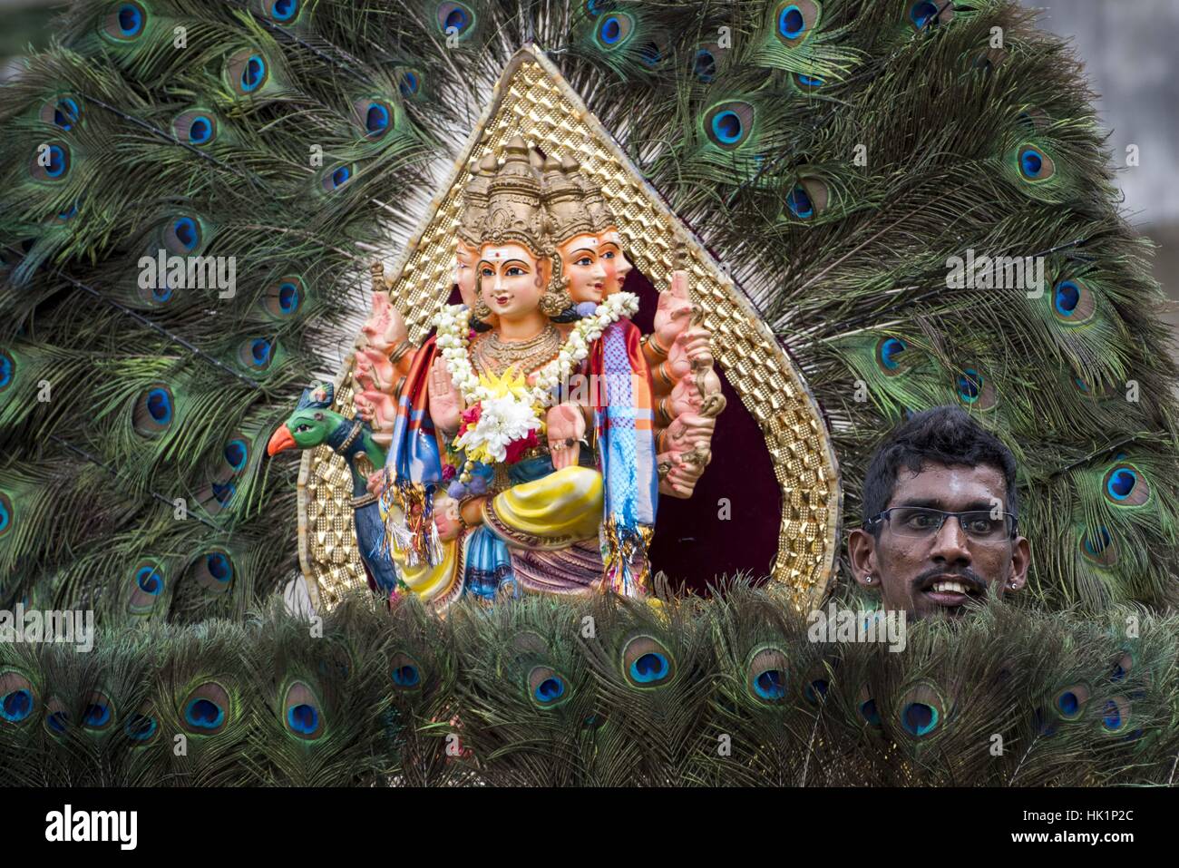 Kuala Lumpur, Malaisie. Feb, 2017 4. Hindou dévot malaisien participe à la fête de Thaipusam à Batu Caves, la Malaisie, le 04 février, 2017. Thaipusam est célébré par les dévots du dieu hindou Murugan et est un important festival de la communauté tamoule dans des pays comme l'Inde, Sri Lanka, Indonésie, Thaïlande, Malaisie et Singapour, au cours de laquelle les dévots pierce eux-mêmes avec les pointes et prendre part à de longues processions. Crédit : Chris Jung/ZUMA/Alamy Fil Live News Banque D'Images