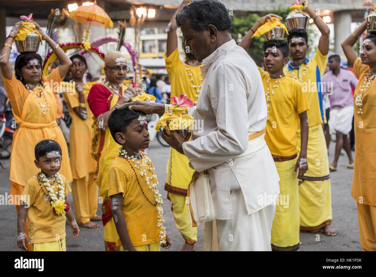 Kuala Lumpur, Malaisie. Feb, 2017 4. Hindou dévot malaisien participe à la fête de Thaipusam à Batu Caves, la Malaisie, le 04 février, 2017. Thaipusam est célébré par les dévots du dieu hindou Murugan et est un important festival de la communauté tamoule dans des pays comme l'Inde, Sri Lanka, Indonésie, Thaïlande, Malaisie et Singapour, au cours de laquelle les dévots pierce eux-mêmes avec les pointes et prendre part à de longues processions. Crédit : Chris Jung/ZUMA/Alamy Fil Live News Banque D'Images