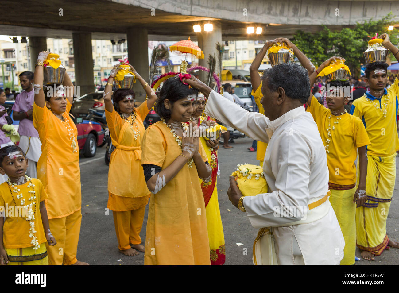 Kuala Lumpur, Malaisie. Feb, 2017 4. Hindou dévot malaisien participe à la fête de Thaipusam à Batu Caves, la Malaisie, le 04 février, 2017. Thaipusam est célébré par les dévots du dieu hindou Murugan et est un important festival de la communauté tamoule dans des pays comme l'Inde, Sri Lanka, Indonésie, Thaïlande, Malaisie et Singapour, au cours de laquelle les dévots pierce eux-mêmes avec les pointes et prendre part à de longues processions. Crédit : Chris Jung/ZUMA/Alamy Fil Live News Banque D'Images
