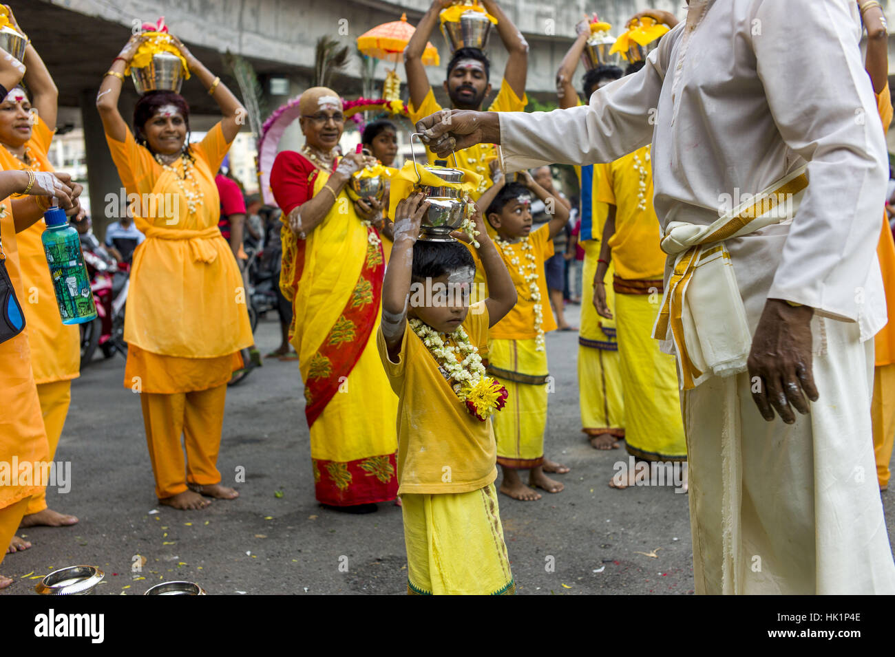 Kuala Lumpur, Malaisie. Feb, 2017 4. Hindou dévot malaisien participe à la fête de Thaipusam à Batu Caves, la Malaisie, le 04 février, 2017. Thaipusam est célébré par les dévots du dieu hindou Murugan et est un important festival de la communauté tamoule dans des pays comme l'Inde, Sri Lanka, Indonésie, Thaïlande, Malaisie et Singapour, au cours de laquelle les dévots pierce eux-mêmes avec les pointes et prendre part à de longues processions. Crédit : Chris Jung/ZUMA/Alamy Fil Live News Banque D'Images