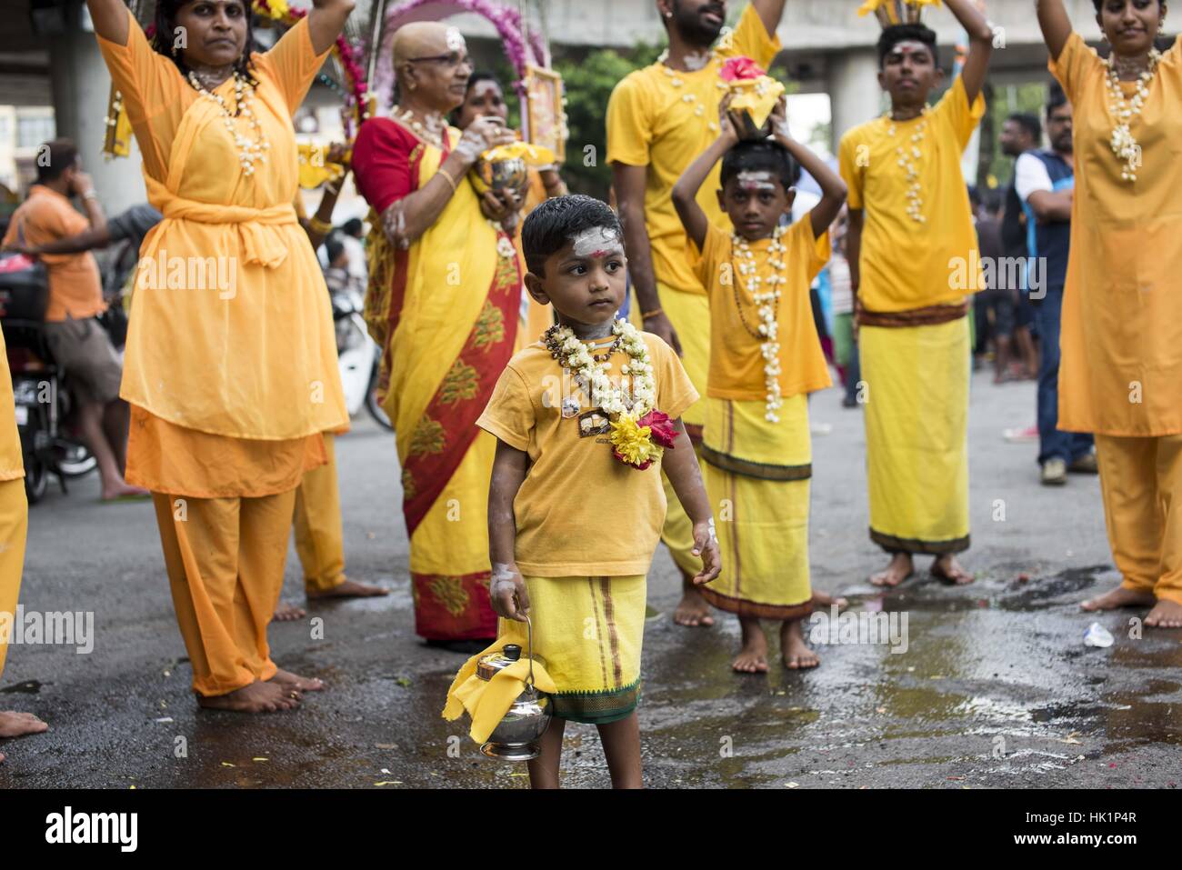 Kuala Lumpur, Malaisie. Feb, 2017 4. Hindou dévot malaisien participe à la fête de Thaipusam à Batu Caves, la Malaisie, le 04 février, 2017. Thaipusam est célébré par les dévots du dieu hindou Murugan et est un important festival de la communauté tamoule dans des pays comme l'Inde, Sri Lanka, Indonésie, Thaïlande, Malaisie et Singapour, au cours de laquelle les dévots pierce eux-mêmes avec les pointes et prendre part à de longues processions. Crédit : Chris Jung/ZUMA/Alamy Fil Live News Banque D'Images