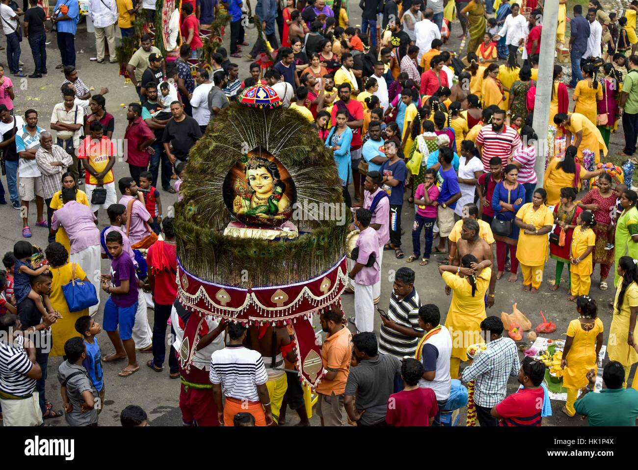Kuala Lumpur, Malaisie. Feb, 2017 4. Hindou dévot malaisien participe à la fête de Thaipusam à Batu Caves, la Malaisie, le 04 février, 2017. Thaipusam est célébré par les dévots du dieu hindou Murugan et est un important festival de la communauté tamoule dans des pays comme l'Inde, Sri Lanka, Indonésie, Thaïlande, Malaisie et Singapour, au cours de laquelle les dévots pierce eux-mêmes avec les pointes et prendre part à de longues processions. Crédit : Chris Jung/ZUMA/Alamy Fil Live News Banque D'Images